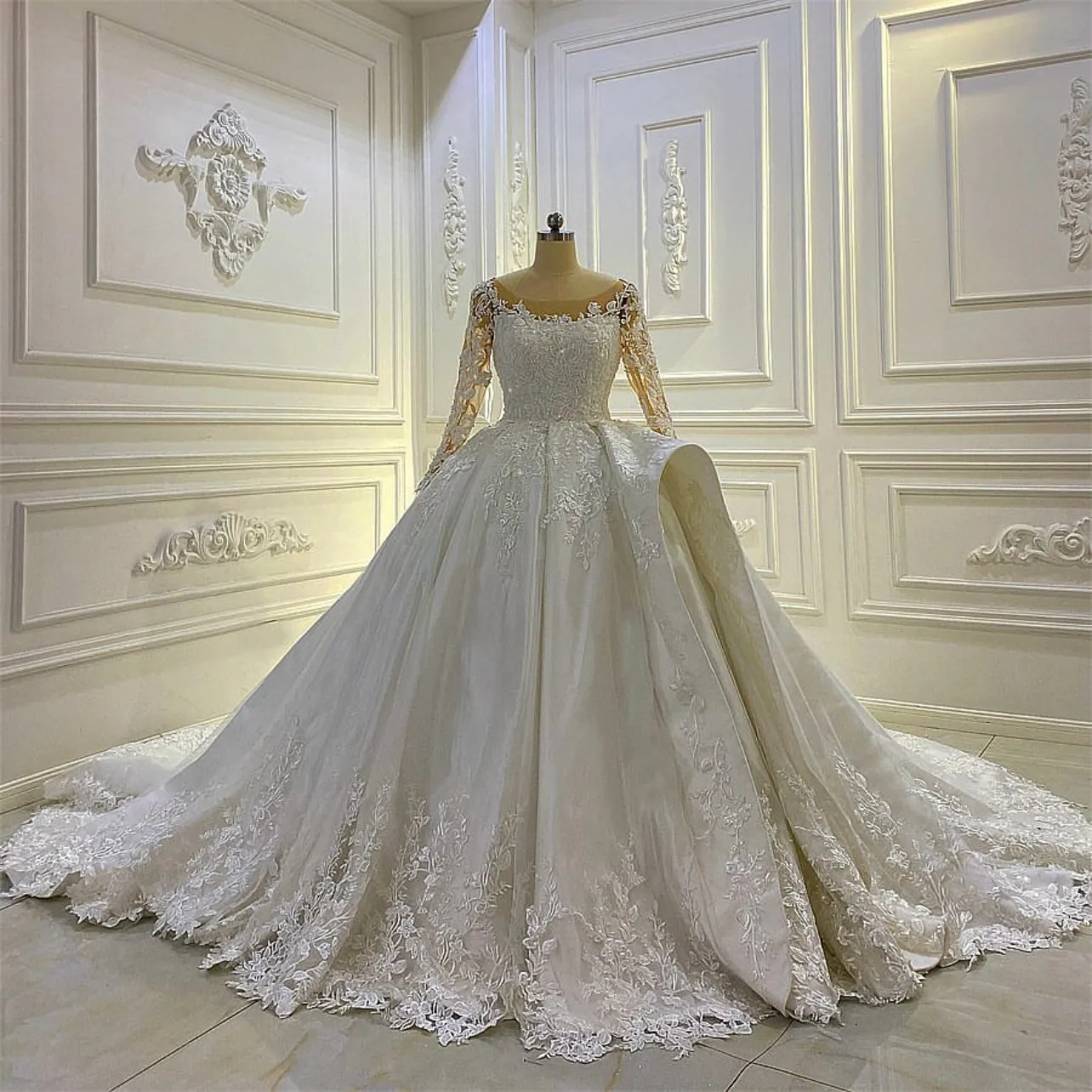 AM1008 Long Sleeve Lace Appliques Satin Special Design Luxury Wedding Dress