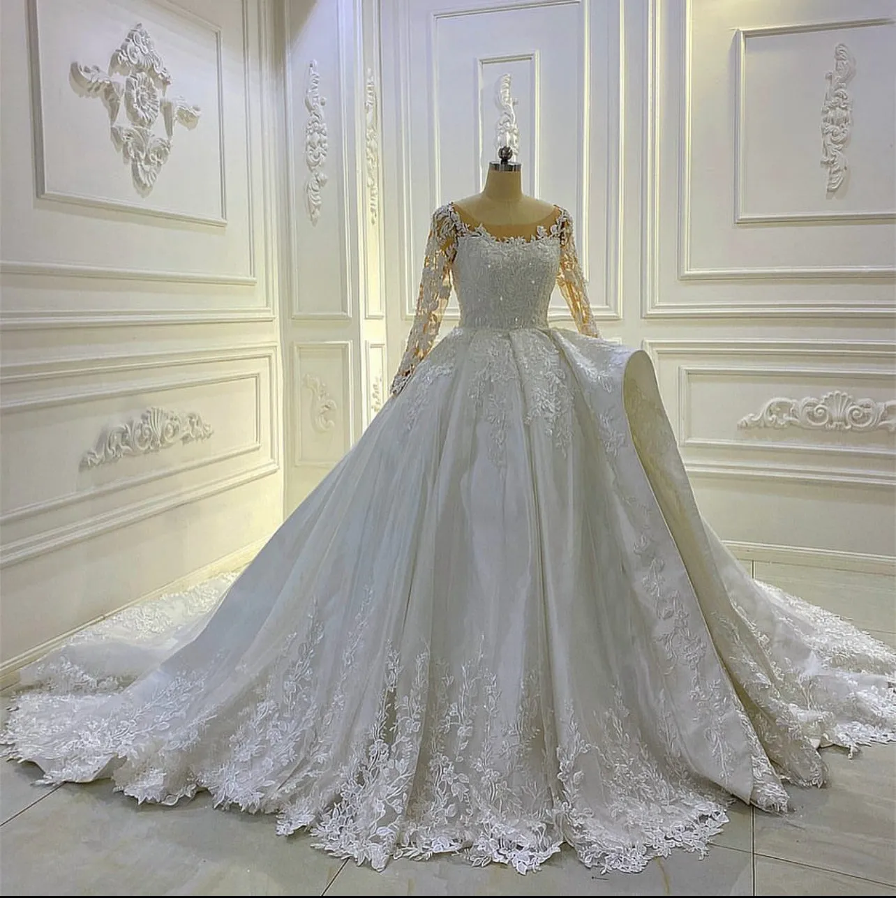 AM1008 Long Sleeve Lace Appliques Satin Special Design Luxury Wedding Dress