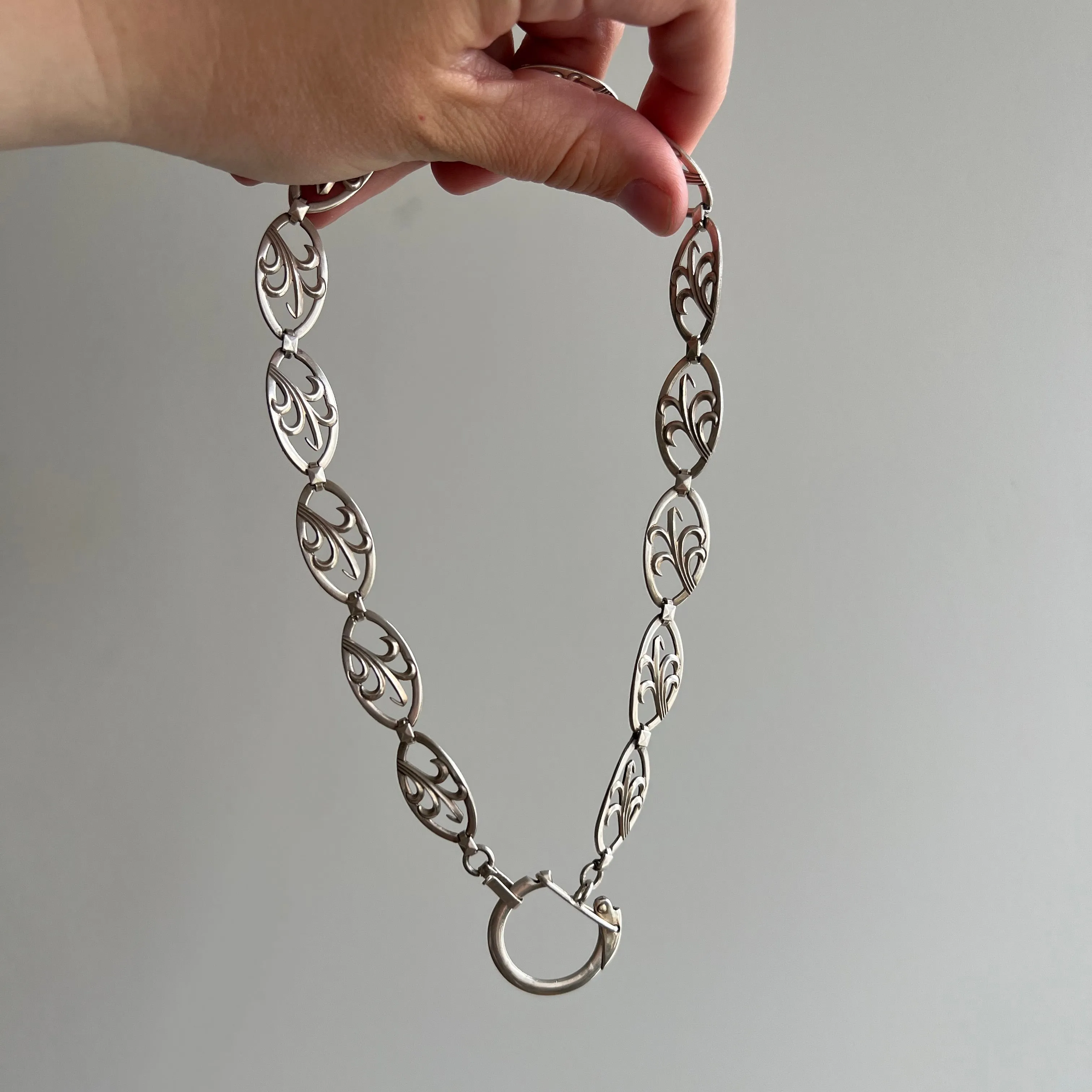 reimagined V I N T A G E // leafy links / sterling silver fancy link necklace with charm holder clasp / 15